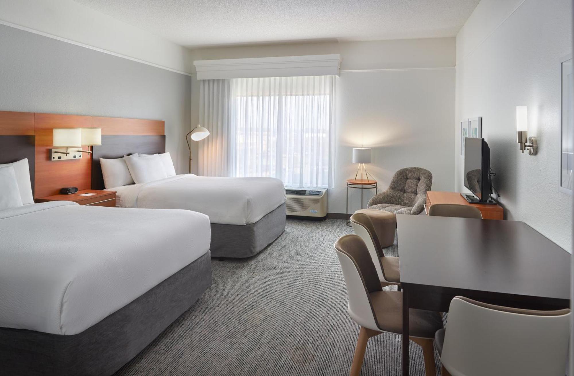 Towneplace Suites By Marriott Нюнан Екстериор снимка